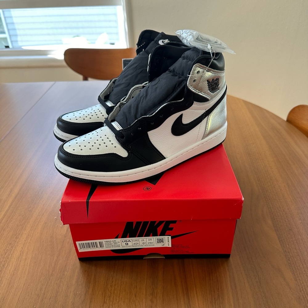 Air Jordan 1 high OG silver toe women’s size 9